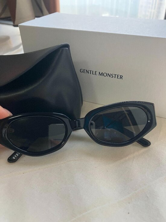 GENTLE MONSTER Accessories - Gentle Monster Black Slim Oval Cat-Eye Sunglasses